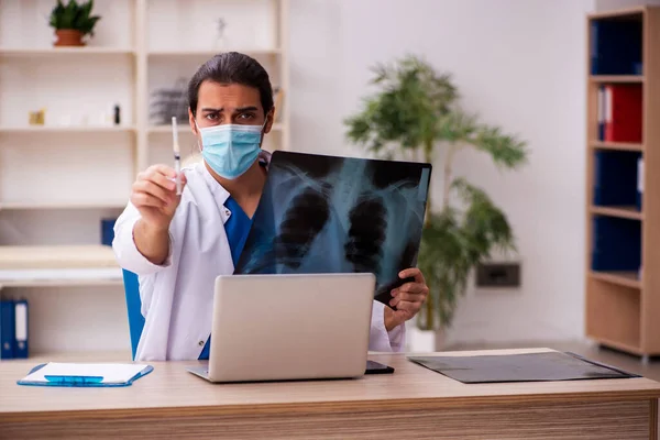 Fiatal férfi orvos radiológus arcmaszkot visel világjárvány idején — Stock Fotó