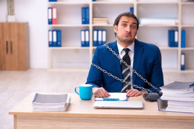 Zincirli erkek çalışanlar, Ofis 'te aşırı çalışmaktan memnun değiller.