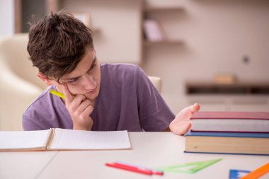 Öğrenci evde sınava hazırlanıyor.