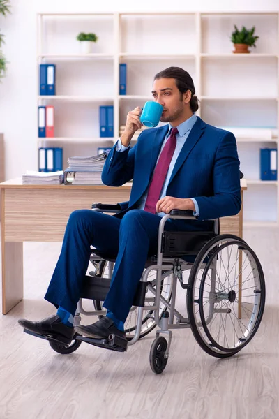 オフィスで働く若い障害者の従業員 — ストック写真