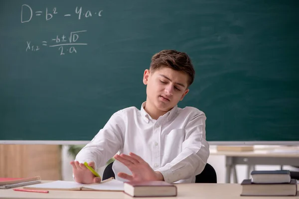 Μαθητής που σπουδάζει μαθηματικά μπροστά στον πίνακα. — Φωτογραφία Αρχείου
