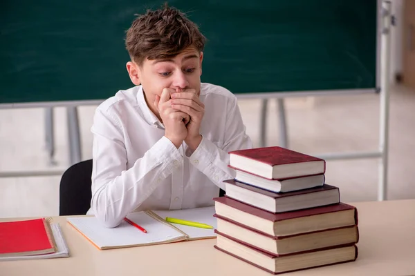 Jongen zit in de klas — Stockfoto