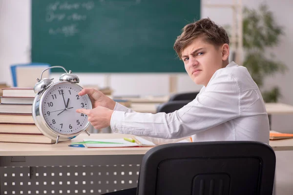 Aluno masculino no conceito de gerenciamento de tempo — Fotografia de Stock