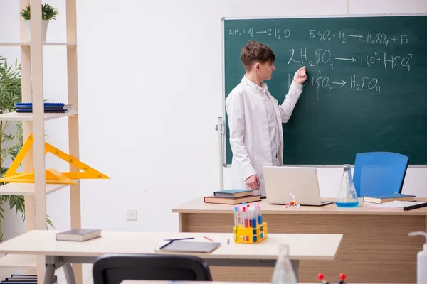 Écolier étudiant la chimie en classe — Photo