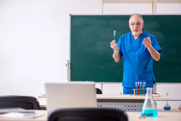 Oude mannelijke leraar scheikunde in de klas — Stockfoto