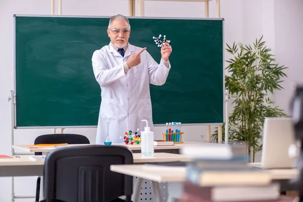 Oude mannelijke leraar scheikunde in de klas — Stockfoto