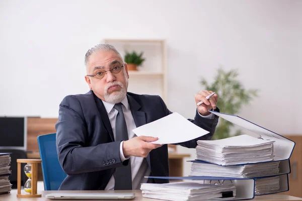 Hombre anciano empleado en concepto de gestión del tiempo —  Fotos de Stock