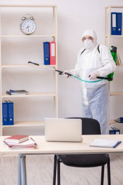 Eski erkek müteahhit ofis dezenfeksiyonu konsepti