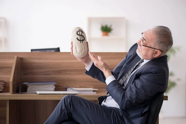 Trabalhador do sexo masculino envelhecido no conceito de remuneração — Fotografia de Stock