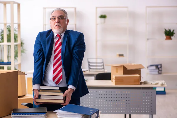 Viejo empleado masculino en concepto de movimiento —  Fotos de Stock