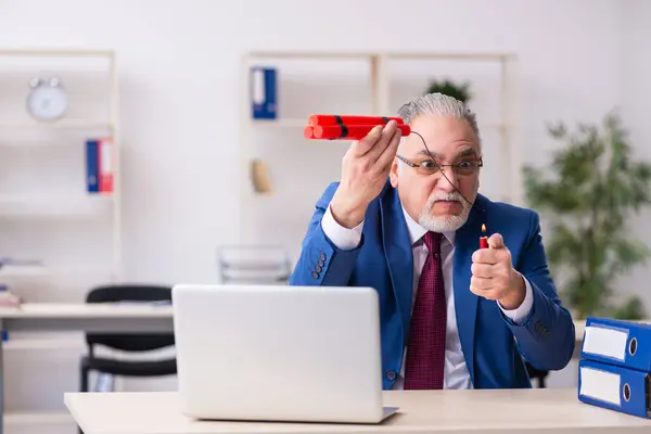 Viejo empleado con dinamita en la oficina — Foto de Stock