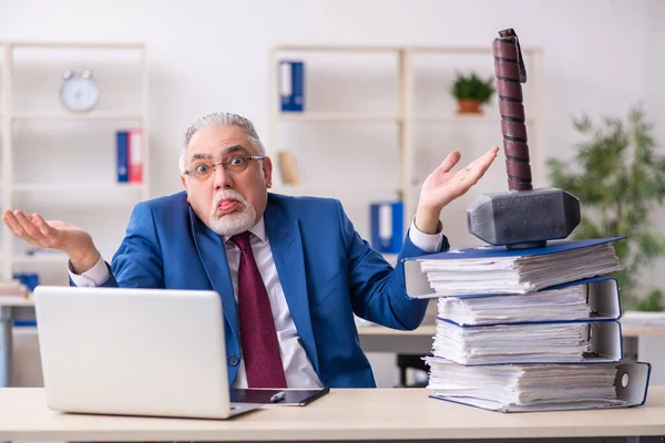 Öreg férfi alkalmazott elégedetlen a túl sok munkával az irodában. — Stock Fotó