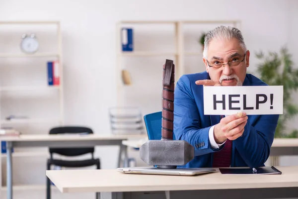 Vieil employé masculin malheureux avec trop de travail dans le bureau — Photo