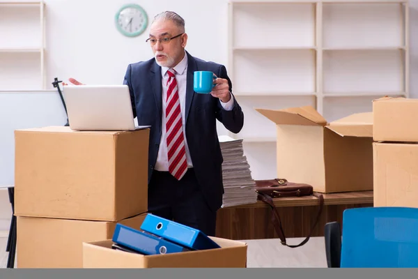 Altunternehmer-Mitarbeiter im Umzugskonzept — Stockfoto