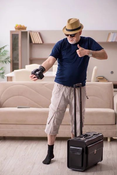 Ο γέρος ετοιμάζεται για το ταξίδι στο σπίτι — Φωτογραφία Αρχείου