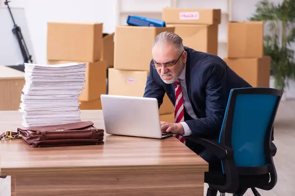 Altunternehmer-Mitarbeiter im Umzugskonzept — Stockfoto