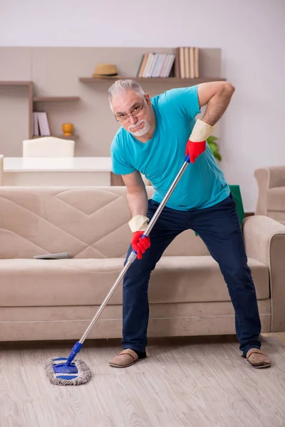 Velho limpando a casa — Fotografia de Stock