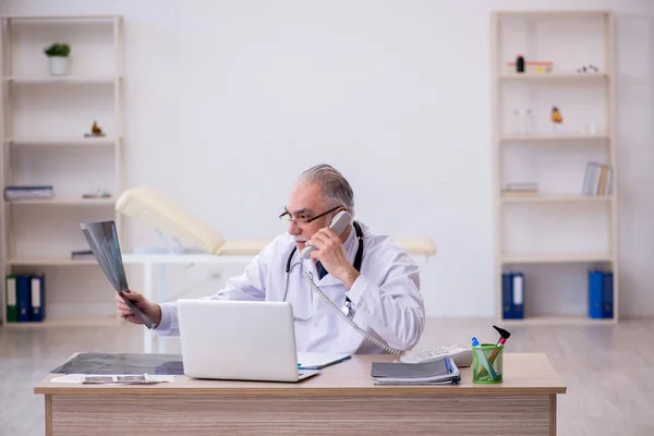 Vecchio medico radiologo maschile che lavora in clinica — Foto Stock