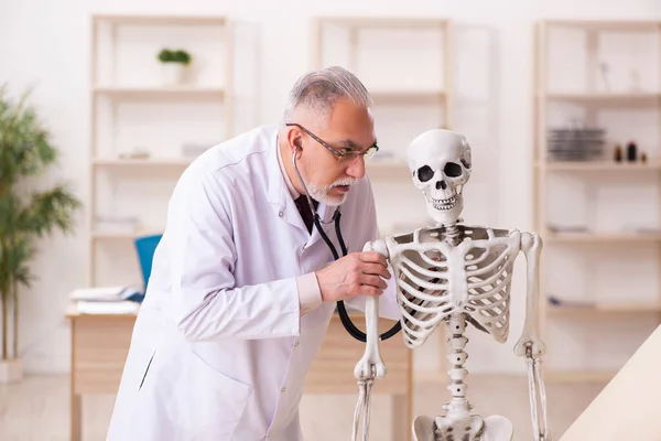 Paciente morto visitando velho médico masculino — Fotografia de Stock