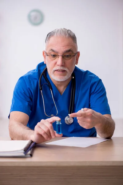 Velho médico do sexo masculino no conceito de vacinação — Fotografia de Stock