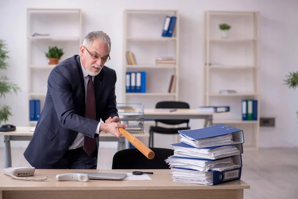 늙은 남성 고용인은 사무실에서 과 도 한 일을 하는 것에 불만을 품는다 — 스톡 사진