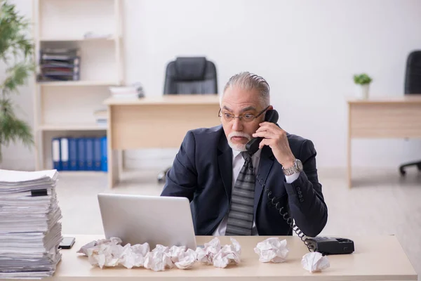 Vecchio dipendente maschile nel concetto di brainstorming — Foto Stock