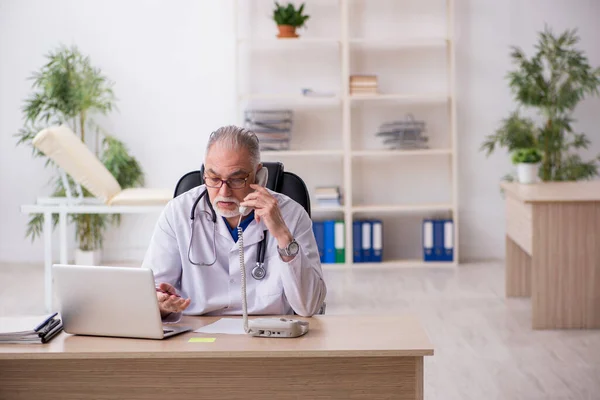 Viejo médico que trabaja en la clínica —  Fotos de Stock