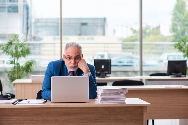 Ancien employé du patron travaillant dans le bureau — Photo