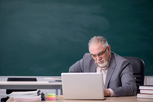 Stary nauczyciel płci męskiej przed tablicą w koncepcji telenauki — Zdjęcie stockowe