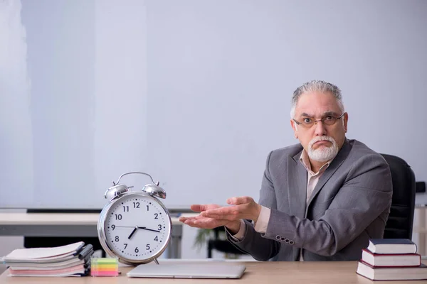 Régi férfi tanár előtt Whiteboard az idő menedzsment kúp — Stock Fotó