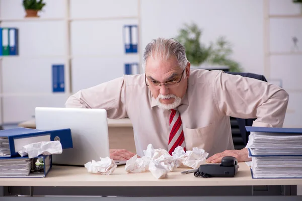 Viejo empleado masculino en el concepto de lluvia de ideas — Foto de Stock