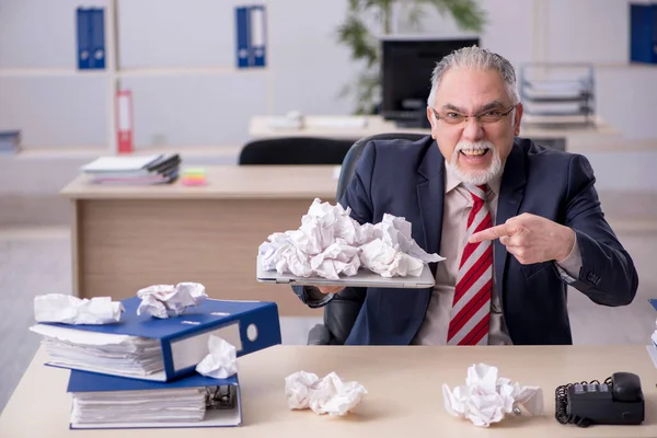 Viejo empleado masculino en el concepto de lluvia de ideas — Foto de Stock