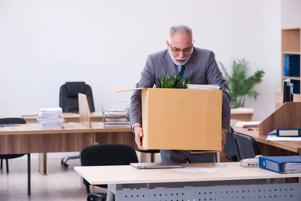 Velho empregado masculino sendo demitido de seu trabalho — Fotografia de Stock