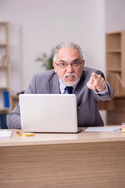 Ancien employé masculin travaillant dans le bureau — Photo