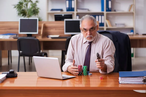 Homme d'affaires au bureau jouant à des jeux — Photo