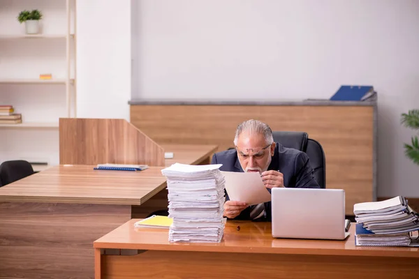 Viejo empleado y demasiado trabajo en la oficina —  Fotos de Stock