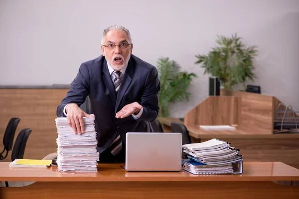 Gammal manlig anställd och för mycket arbete på kontoret — Stockfoto