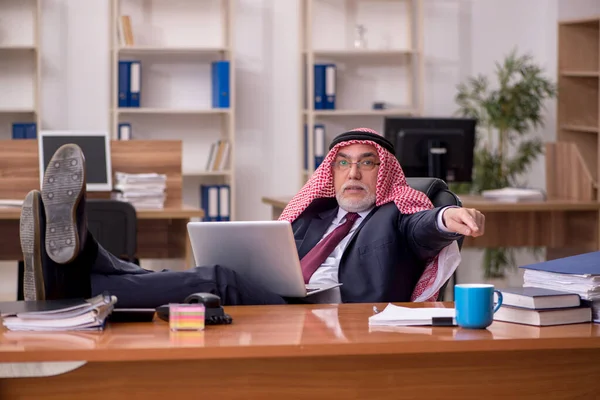 Aged arab businessman employee sitting at workplace — Stock Photo, Image