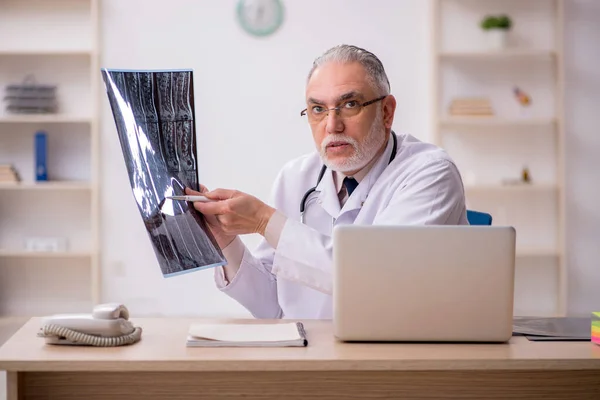 Vieux médecin radiologue travaillant à la clinique — Photo