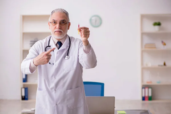 Aşı konseptinde yaşlı bir doktor. — Stok fotoğraf