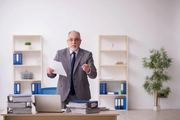 Viejo empleado descontento con el exceso de trabajo en la oficina —  Fotos de Stock