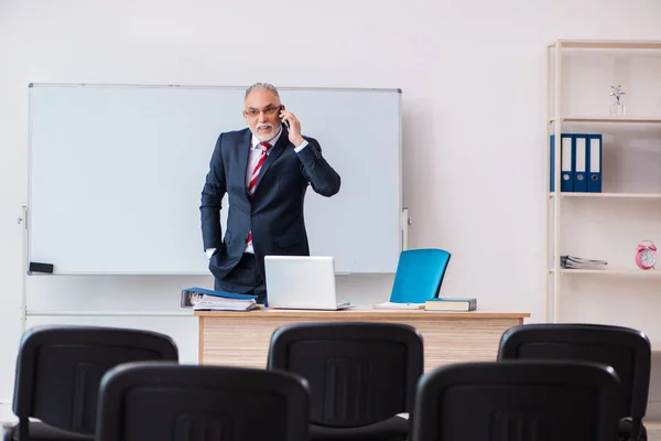 Vieux canapé d'affaires masculin dans la salle de classe pendant la pandémie — Photo