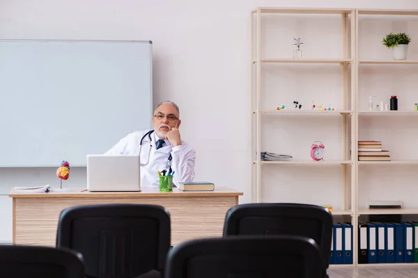 Velho professor de medicina do sexo masculino na sala de aula durante pandemia — Fotografia de Stock