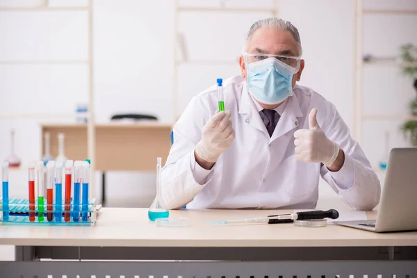 Homem velho químico que trabalha no laboratório durante a pandemia — Fotografia de Stock