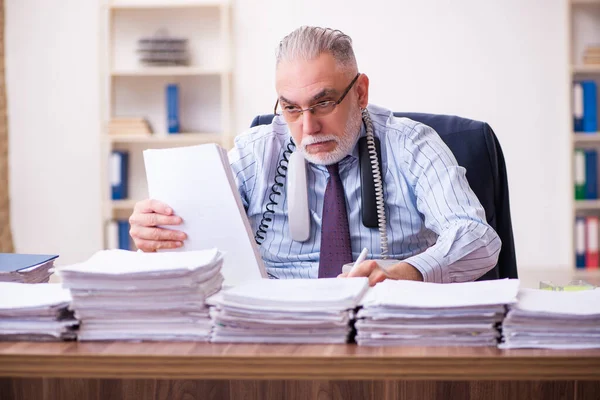 Velho empresário empregado infeliz com excesso de trabalho no escritório — Fotografia de Stock