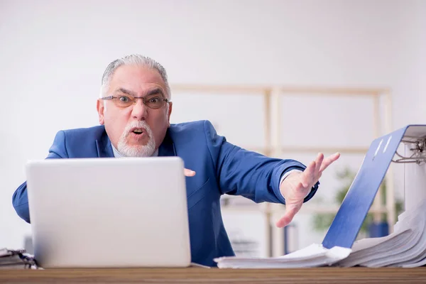 Alte männliche Angestellte und zu viel Arbeit im Büro — Stockfoto