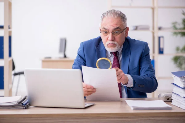 Velho empregado masculino e muito trabalho no escritório — Fotografia de Stock