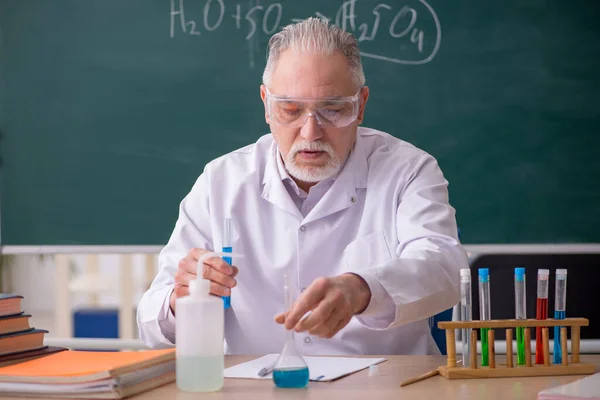 Viejo profesor de química en el aula —  Fotos de Stock