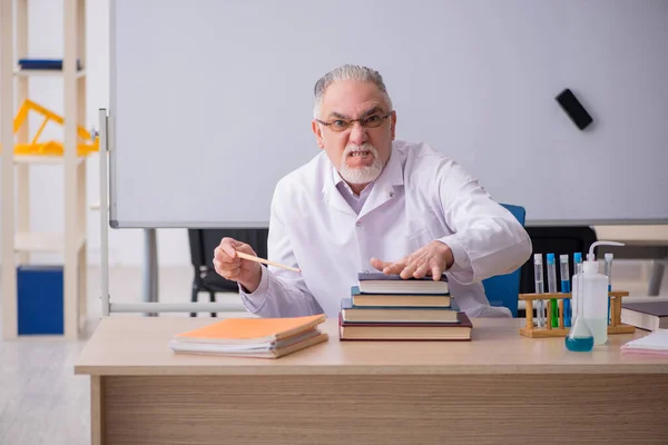 Old male chemist teacher in the classroom — Stock Photo, Image