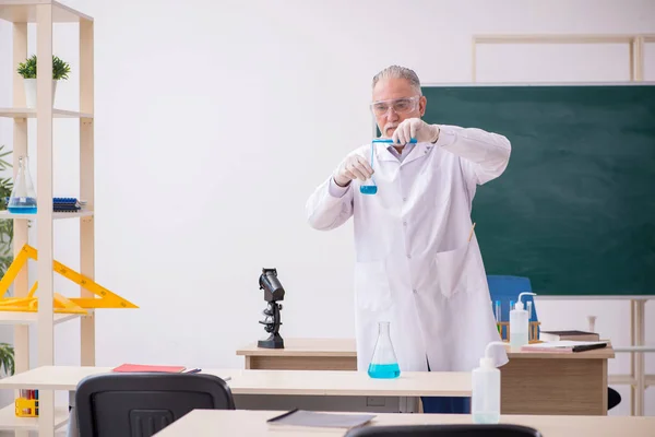 Ancien professeur de chimiste dans la salle de classe — Photo